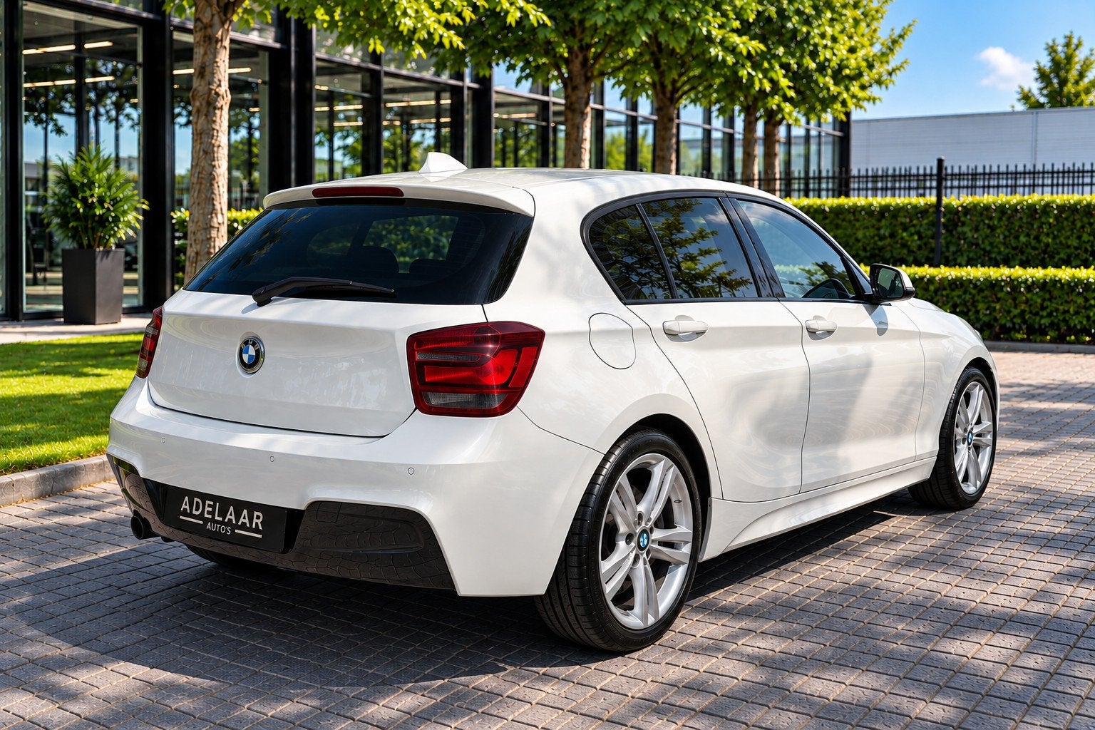 BMW 1-serie 116i M-PAKKET, CARPLAY, NAVIGATIE, 1-Serie, Gebruikt, Zwart, 4 cilinders