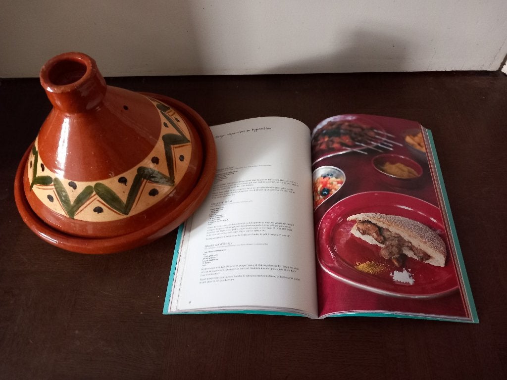 kleurrijk tajine aardewerk +recept boek keuken Marokko NIEUW, Overige typen, Nieuw, Ophalen of Verzenden, Overige stijlen