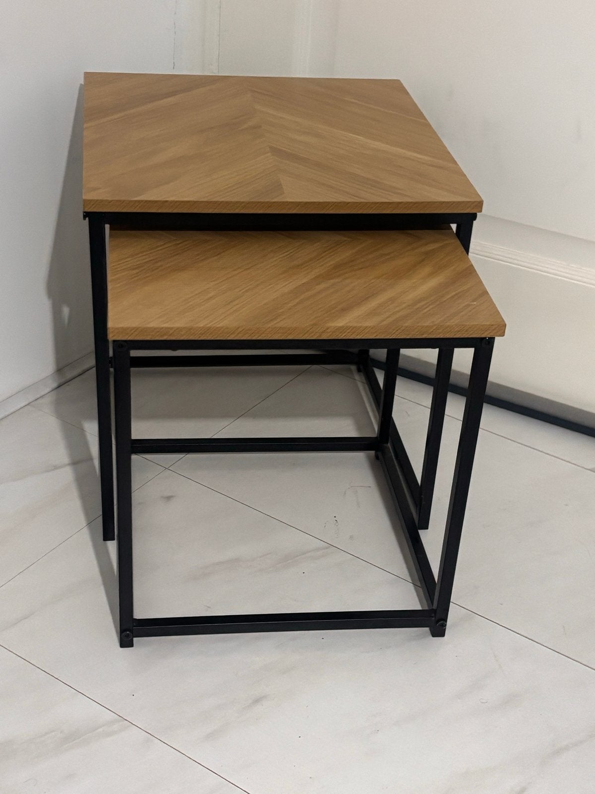 Set van 2 bijzettafels met houtlook en metalen frame, Huis en Inrichting, 45 tot 60 cm, Zo goed als nieuw, Rechthoekig, Hout