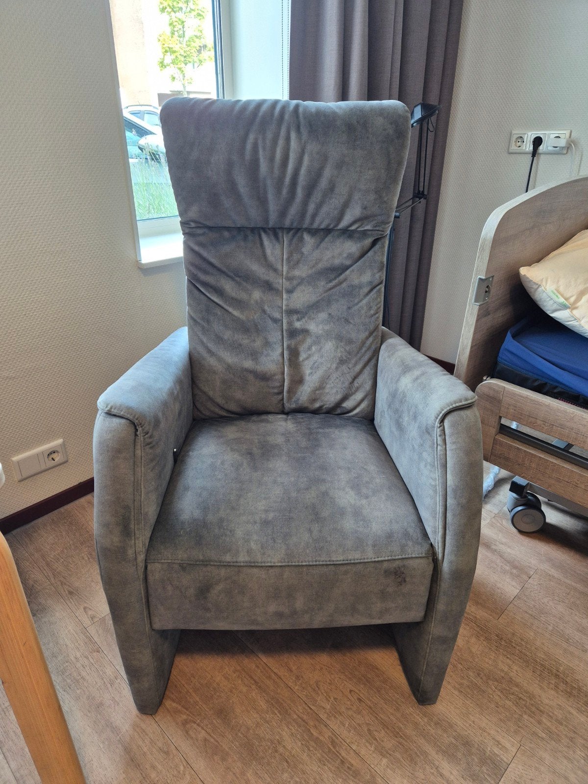Comfortabele relaxstoel met stoffen bekleding, Huis en Inrichting, Ophalen, Gebruikt, Modern comfort, 75 tot 100 cm
