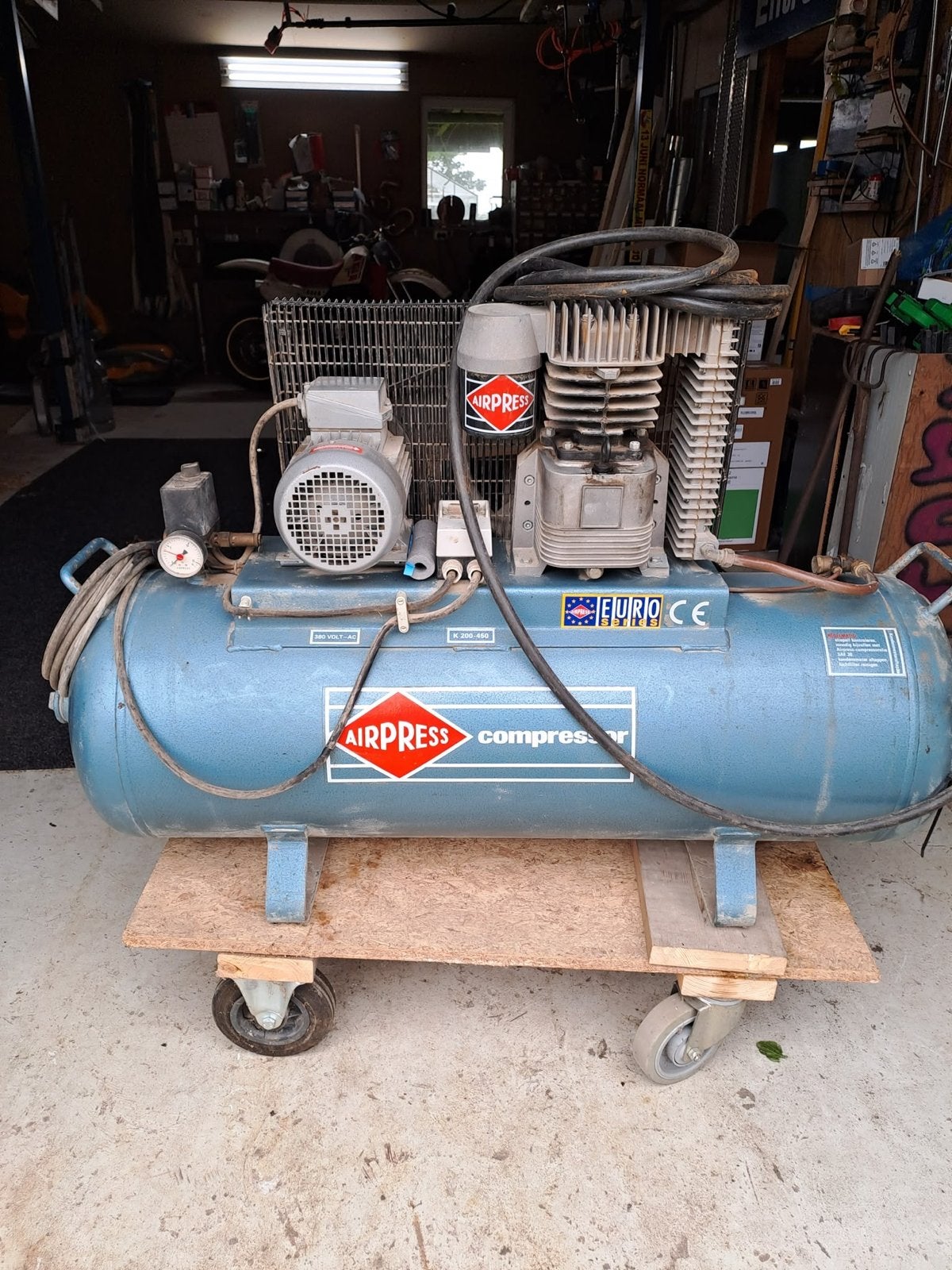 Airpress Compressor Holland - 200L, 11 bar, bouwjaar 1995, Doe-het-zelf en Verbouw, Ophalen, Gebruikt, 400 tot 800 liter/min, Mobiel