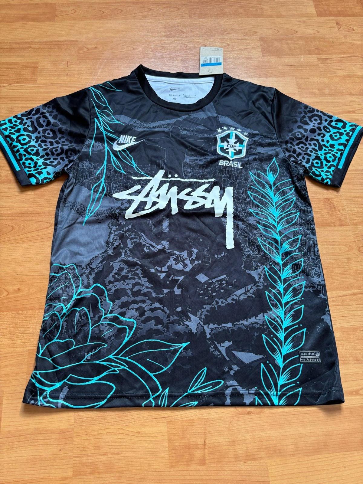 Nike x Stussy Brazilië Voetbalshirt - Zwart/Blauw, Kleding | Heren, T-shirts, Ophalen of Verzenden, Nieuw, Maat 48/50 (M), Zwart