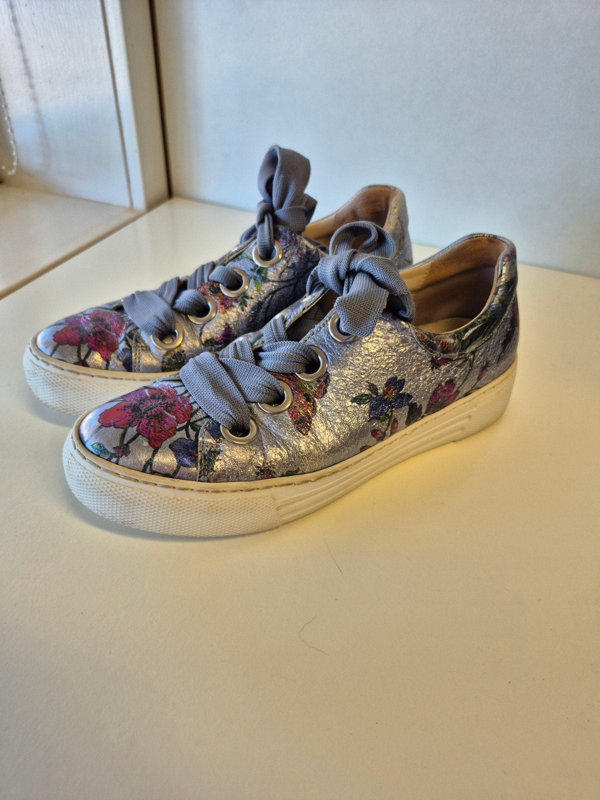 Gabor sneakers maat 39 met bloemenprint, Gabor, Ophalen of Verzenden, Sneakers of Gympen, Grijs