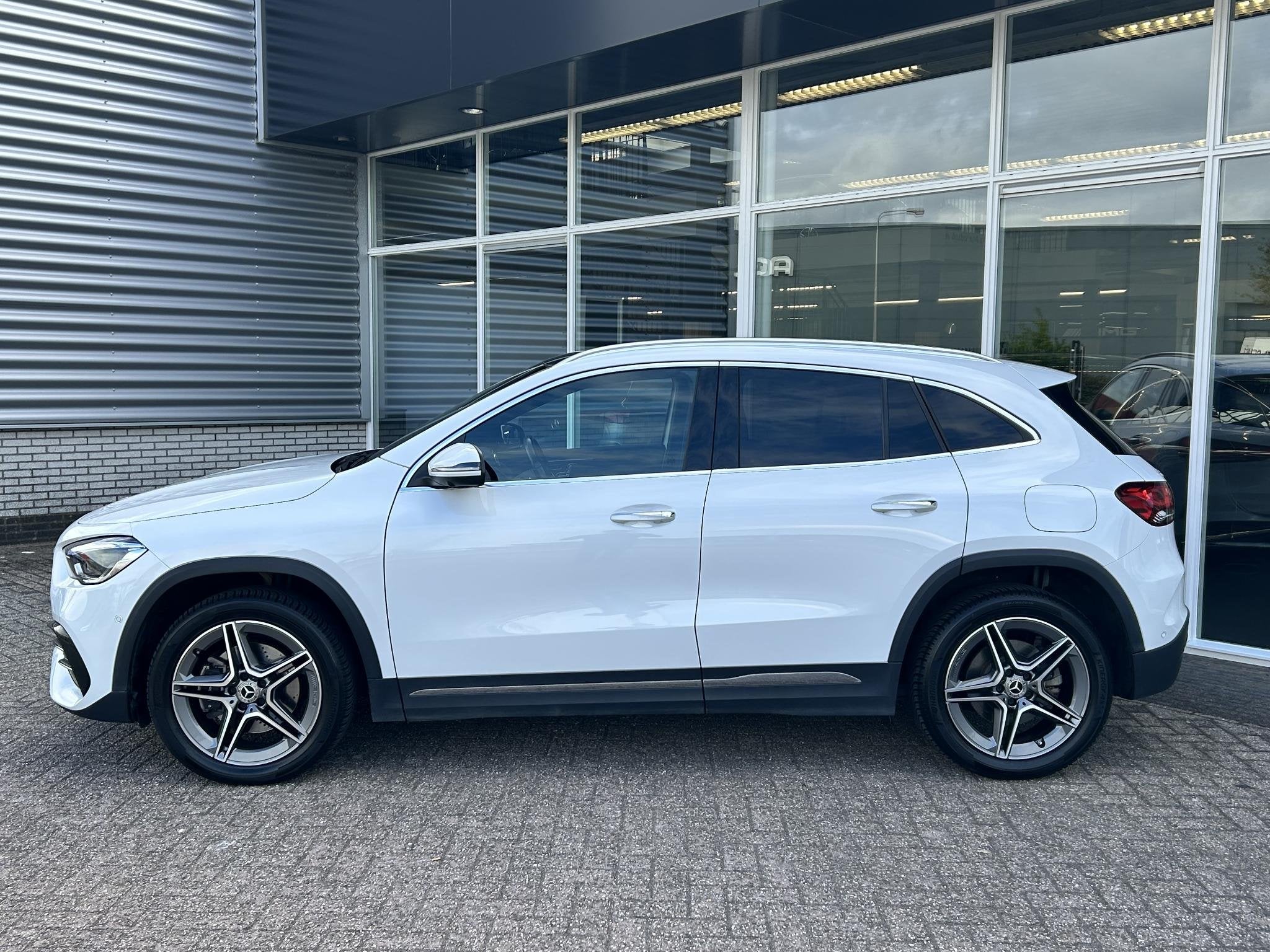 Mercedes-Benz GLA-klasse 250 e AMG Line | Panoramadak | Memo, 4 cilinders, 16 kWh, Leder en Stof, Wit