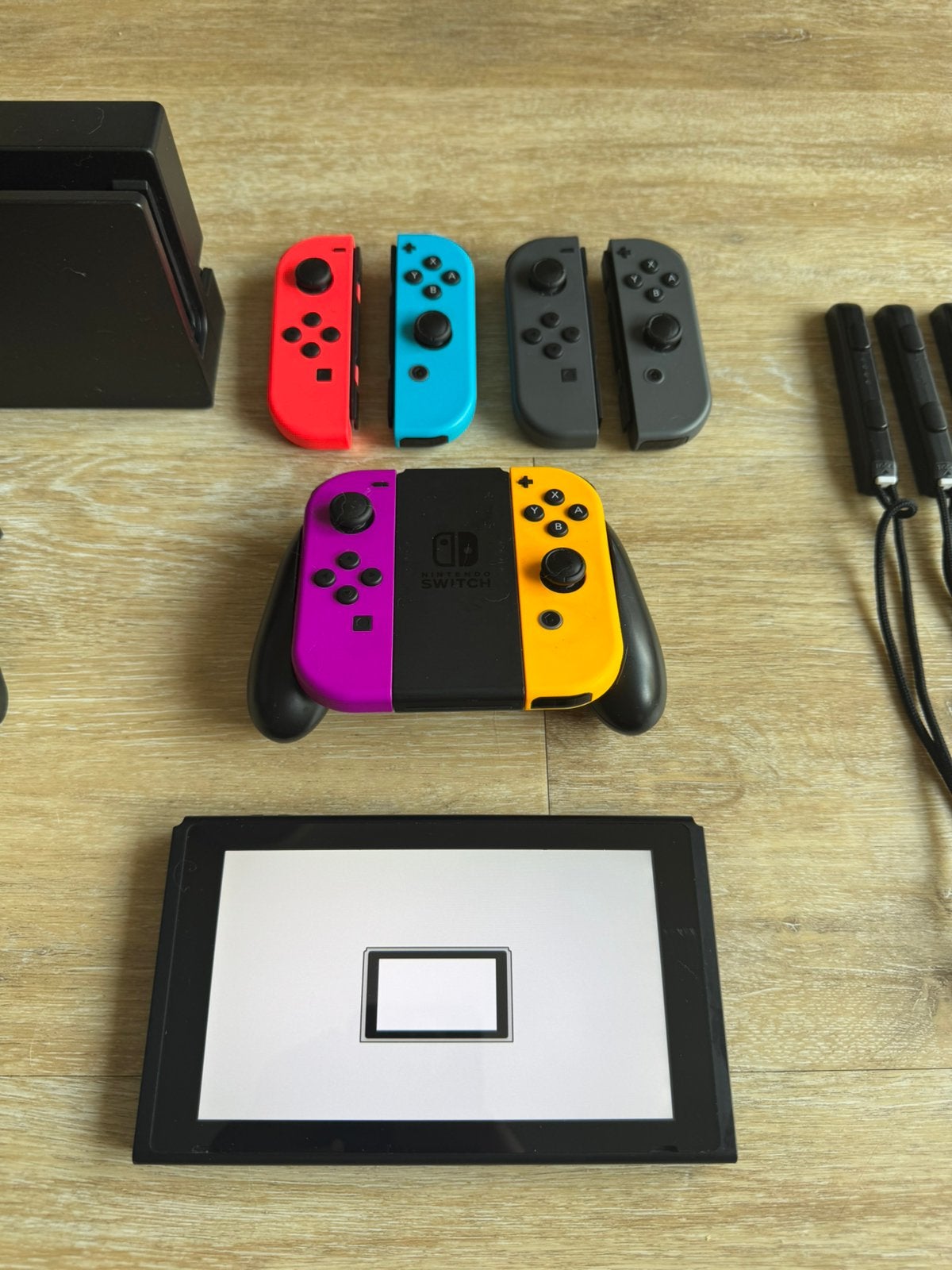 Foto 4 van Nintendo Switch compleet, 3 sets JoyCons, reishoes + extras