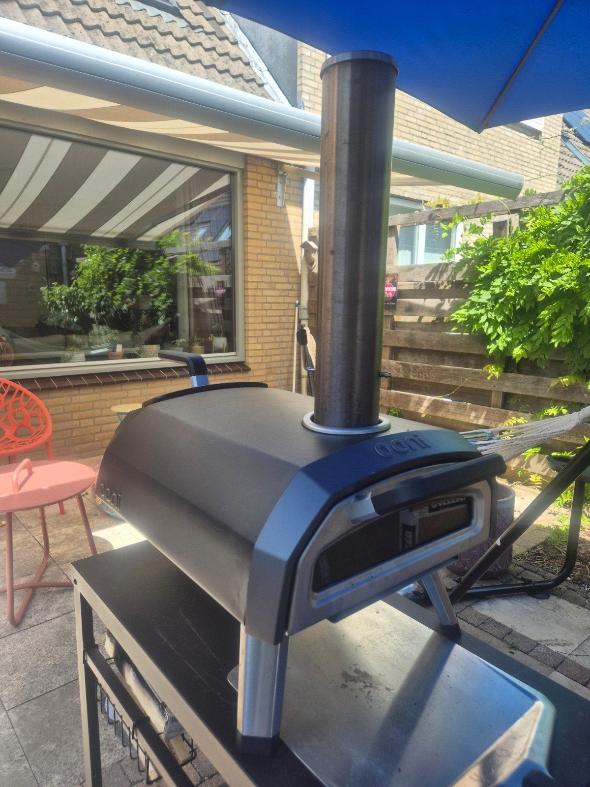Ooni Karu 2 Pizzaoven Hout/Houtskool met tafel en extra's, Tuin en Terras, Pizzaovens, Zo goed als nieuw, Ophalen