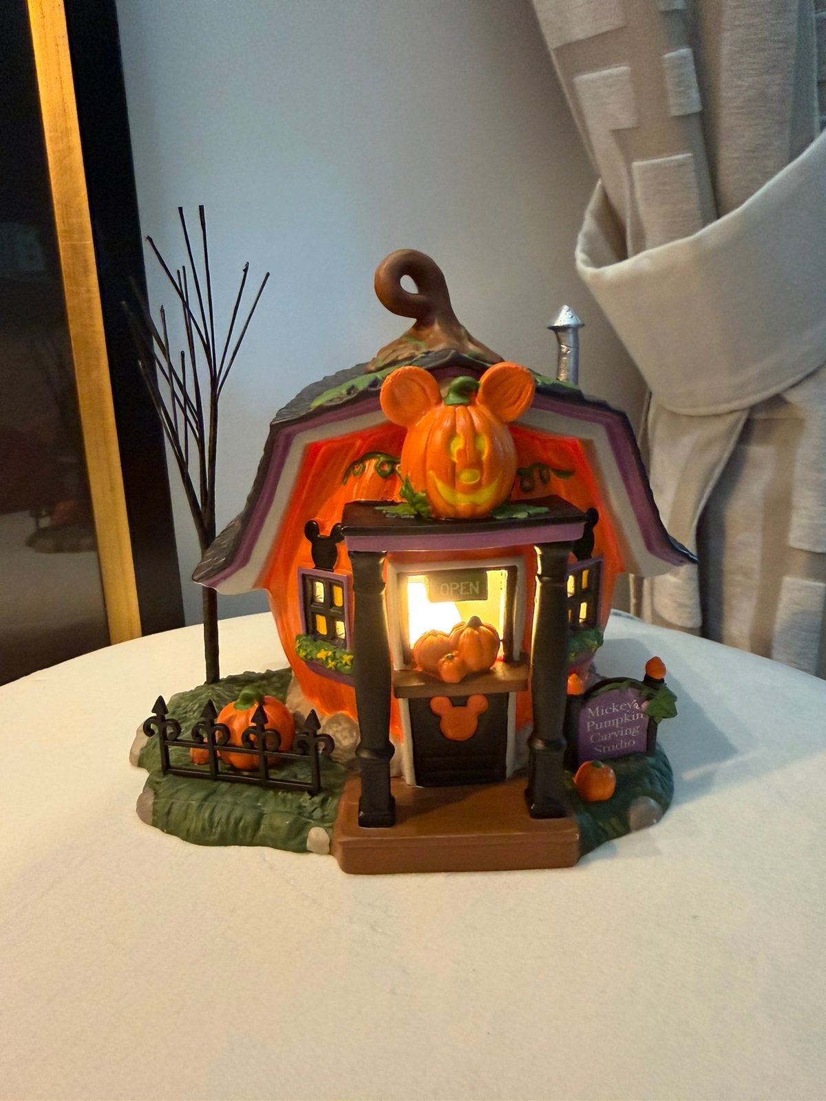 Department 56 disney halloween kerst dorp mickey huisje, Verzamelen, Ophalen of Verzenden, Mickey Mouse, Nieuw, Beeldje of Figuurtje