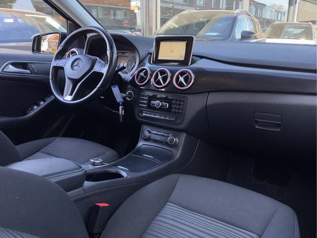 Mercedes-Benz B-Klasse 180 AUT7 AMBITION NAVI AIRCO LED 18-I, Euro 5, 1325 kg, 4 cilinders, Grijs