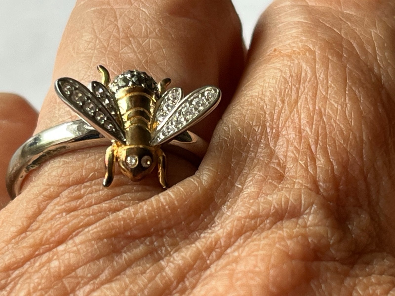 Zilveren ring met goudvergulde Vlieg en Saffier, Verzenden, Zo goed als nieuw, 17 tot 18, Met edelsteen