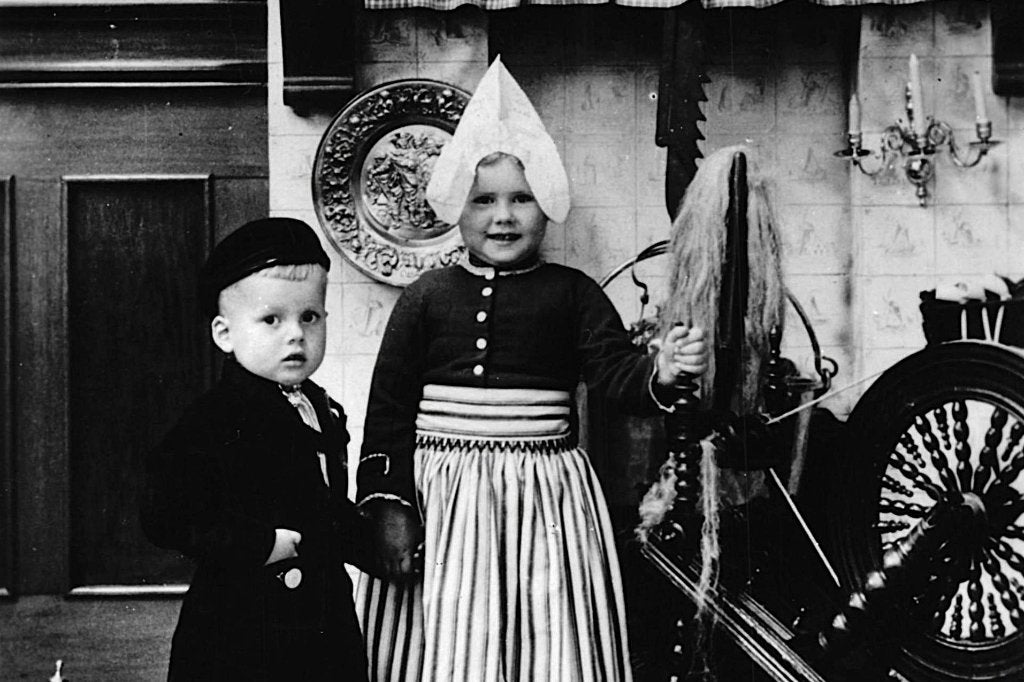 936135	Volendam	Klederdracht	kinderen	NH 1956	Gelopen, Ophalen of Verzenden, 1940 tot 1960, Gelopen, Noord-Holland