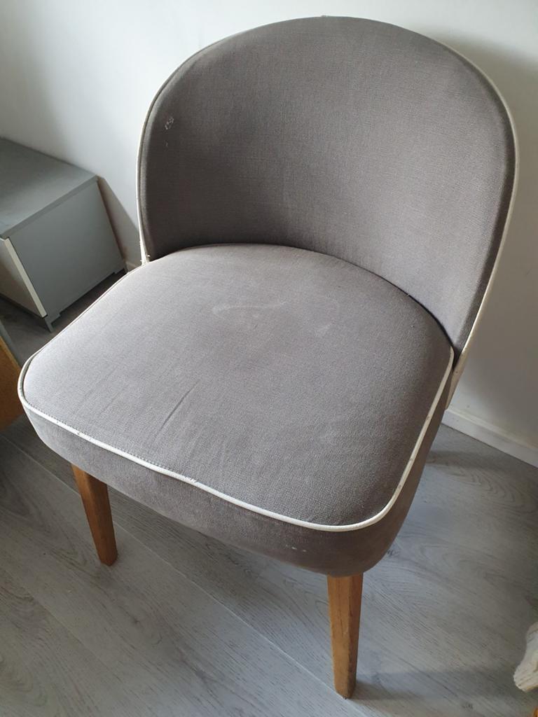Grijze stoel met houten poten, Gebruikt, Ophalen of Verzenden, Stof, Eén