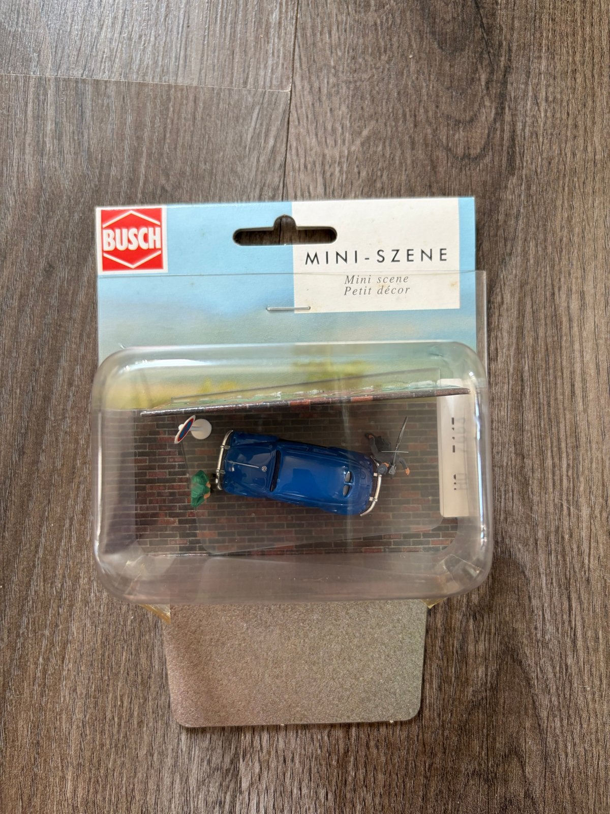 Busch Mini-Szene VW Kever met fietser en graffiti, Overige merken, 1:50 of kleiner, Auto, Nieuw