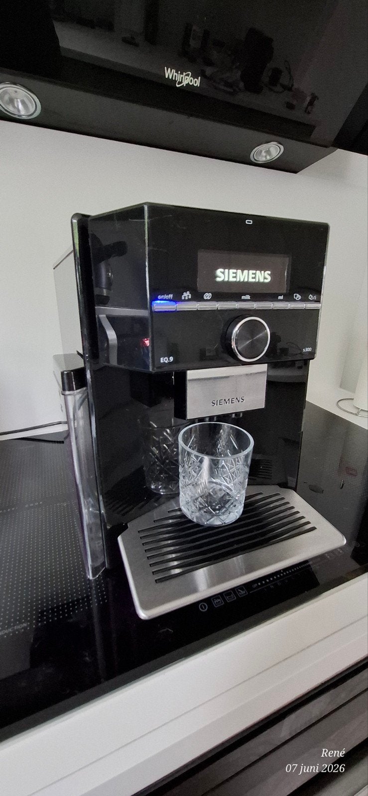 Siemens EQ.9 s300 volautomatische koffiemachine, 10 kopjes of meer, Koffiemachine, Zo goed als nieuw, Afneembaar waterreservoir