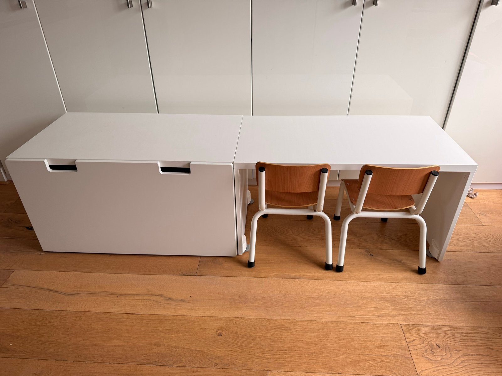 IKEA SMÅSTAD bureau met lade en 2 stoeltjes, Ophalen, Gebruikt, Tafel(s) en Stoel(en)