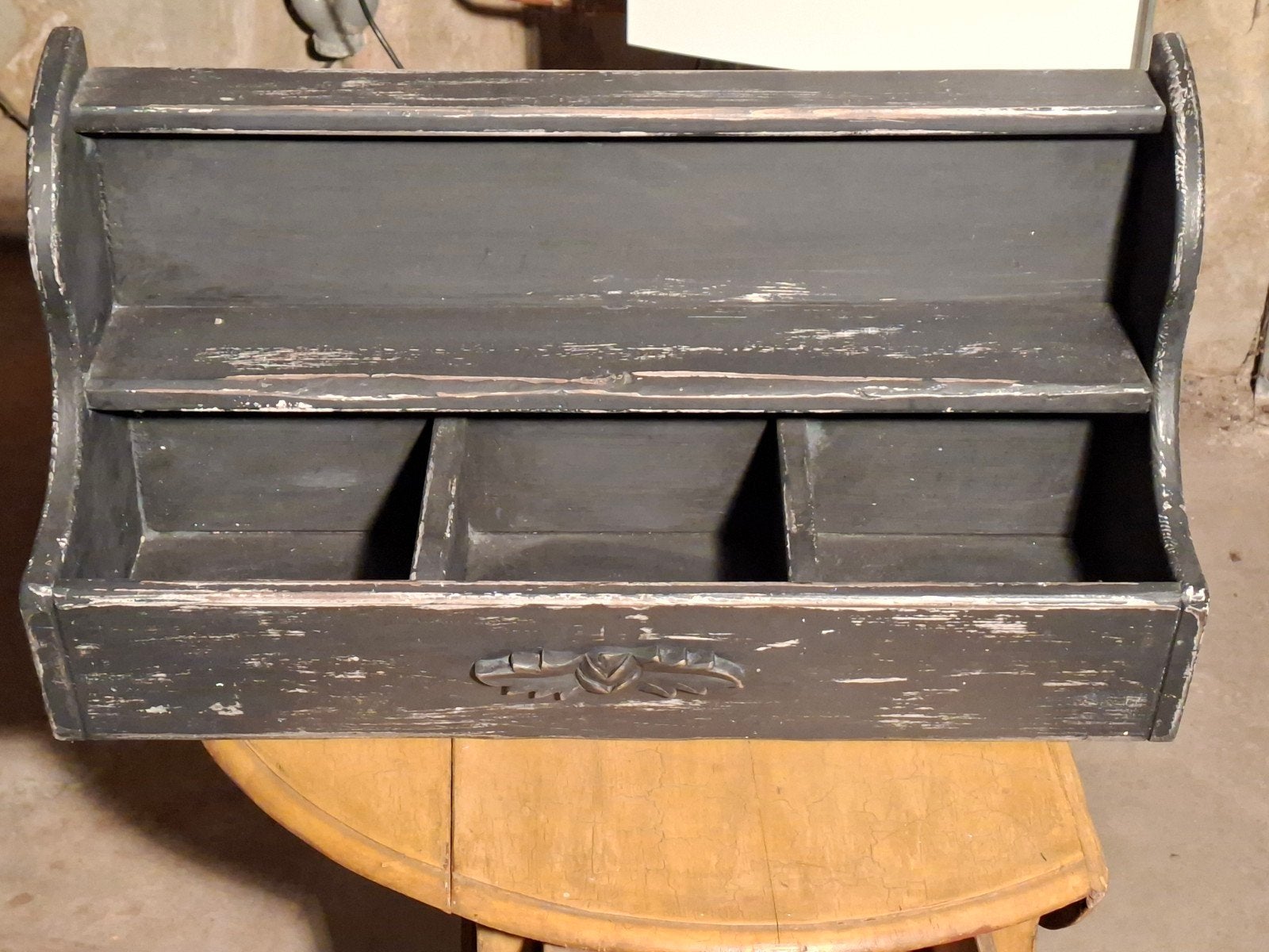 Vintage houten grutterskak met vakken en snijwerk, Antiek en Kunst, Ophalen of Verzenden