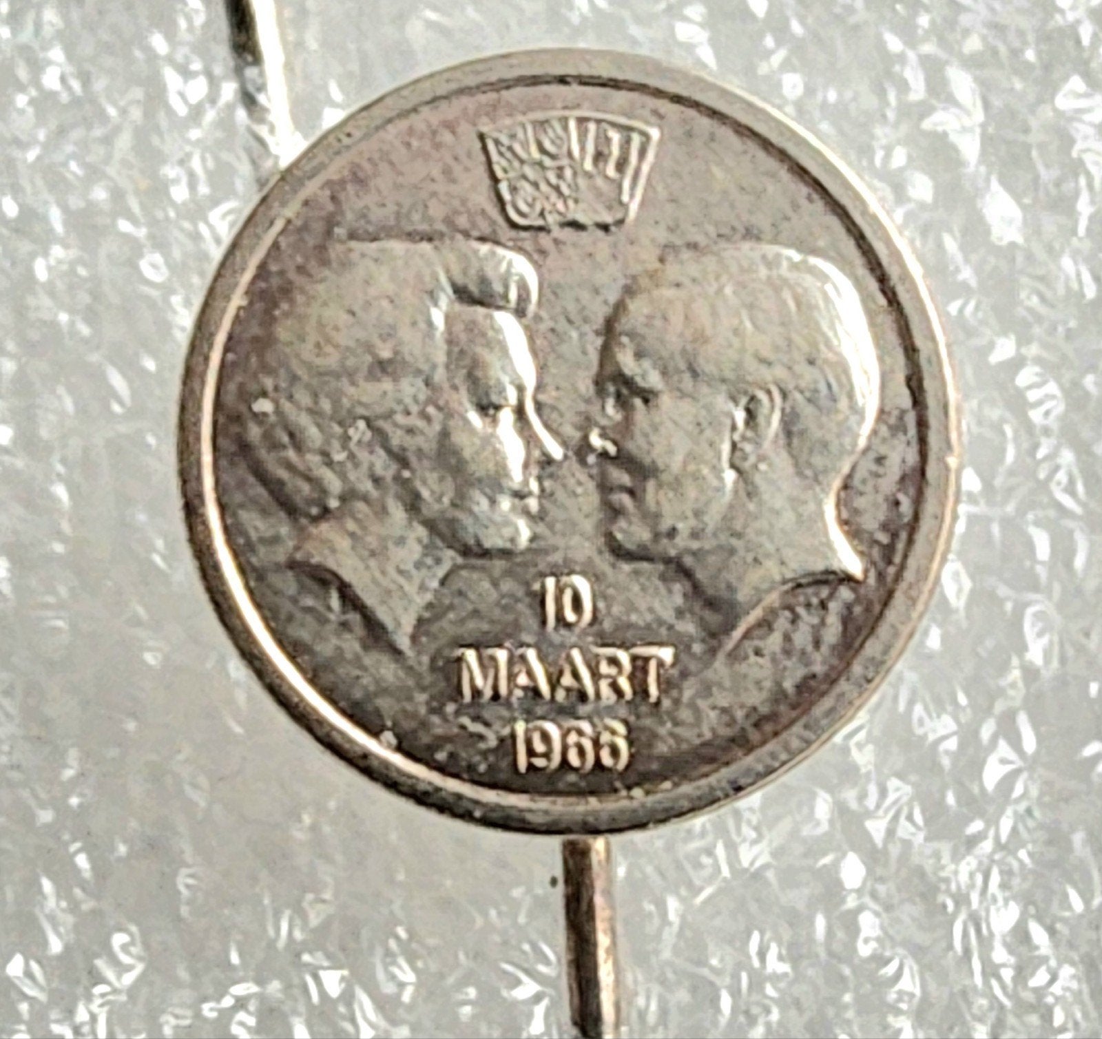 Vintage Speldje 10 Maart 1966 Huwelijk Beatrix Claus, Ophalen of Verzenden, Gebruikt, Overige onderwerpen, Speldje of Pin