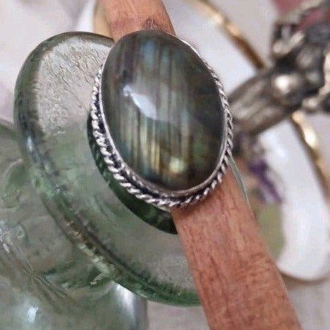Ring met labradoriet - Maat 16 mm, Nieuw, Ophalen of Verzenden, 17 tot 18, Met edelsteen