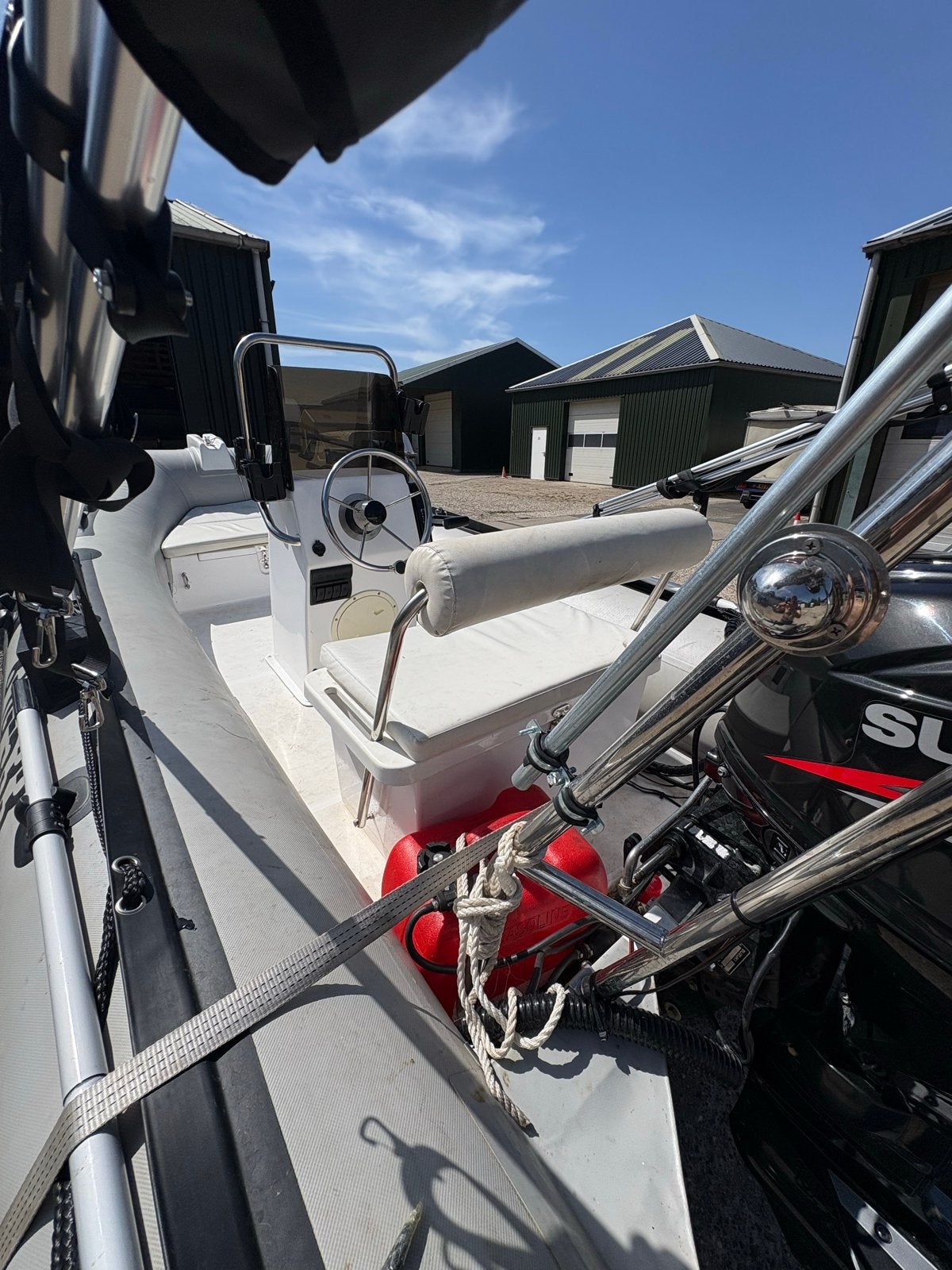 Ribboot 4m met bijna nieuwe 30pk Suzuki motor en Pega traile, Inclusief motor, 4 m, Zo goed als nieuw, 2 m