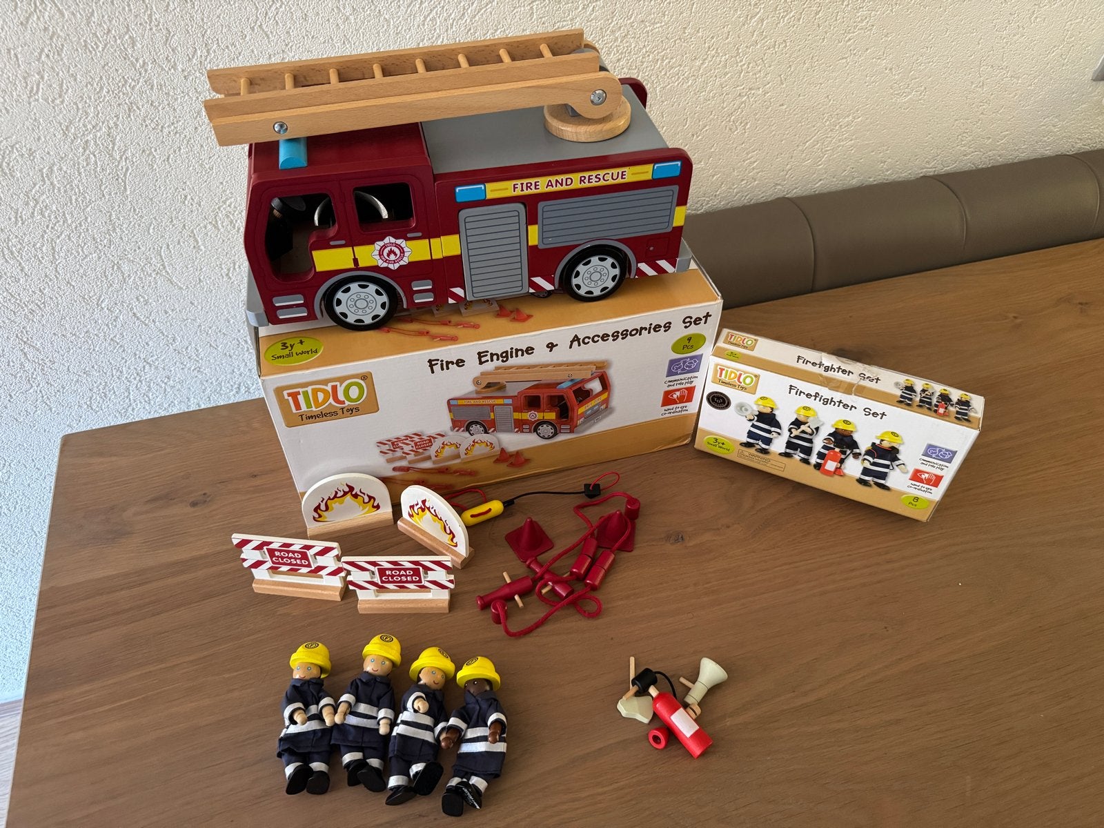 Tidlo Houten Brandweerwagen & Brandweerlieden Set, Ophalen of Verzenden, Zo goed als nieuw, Rij- of Hobbelspeelgoed