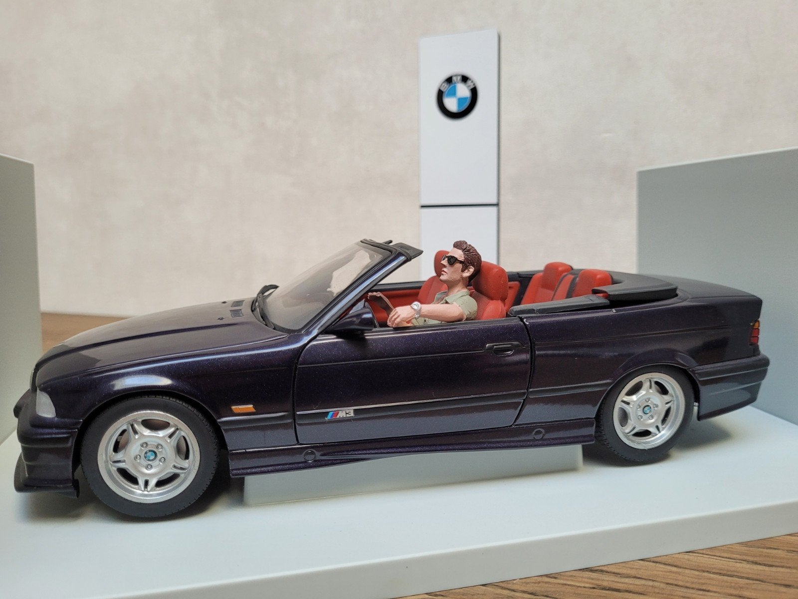 UT Models 1:18 BMW E36 M3 Cabrio Techno-Violet, Hobby en Vrije tijd, Modelauto's | 1:18, Zo goed als nieuw, Auto, UT Models, Ophalen of Verzenden