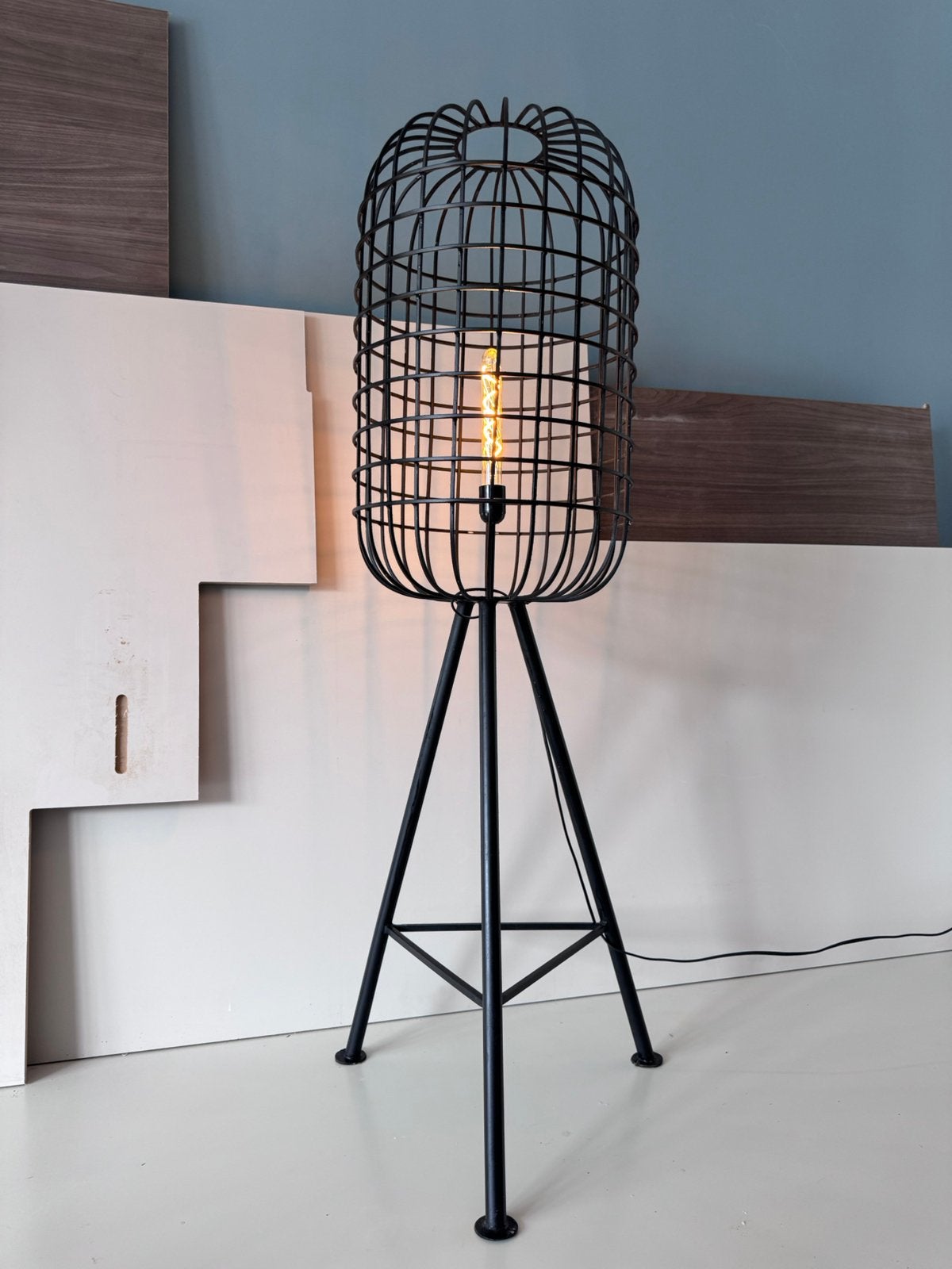 Industriële staande draadlamp - Robuust en stijlvol, Huis en Inrichting, Ophalen, E27 (groot), Zo goed als nieuw, Metaal