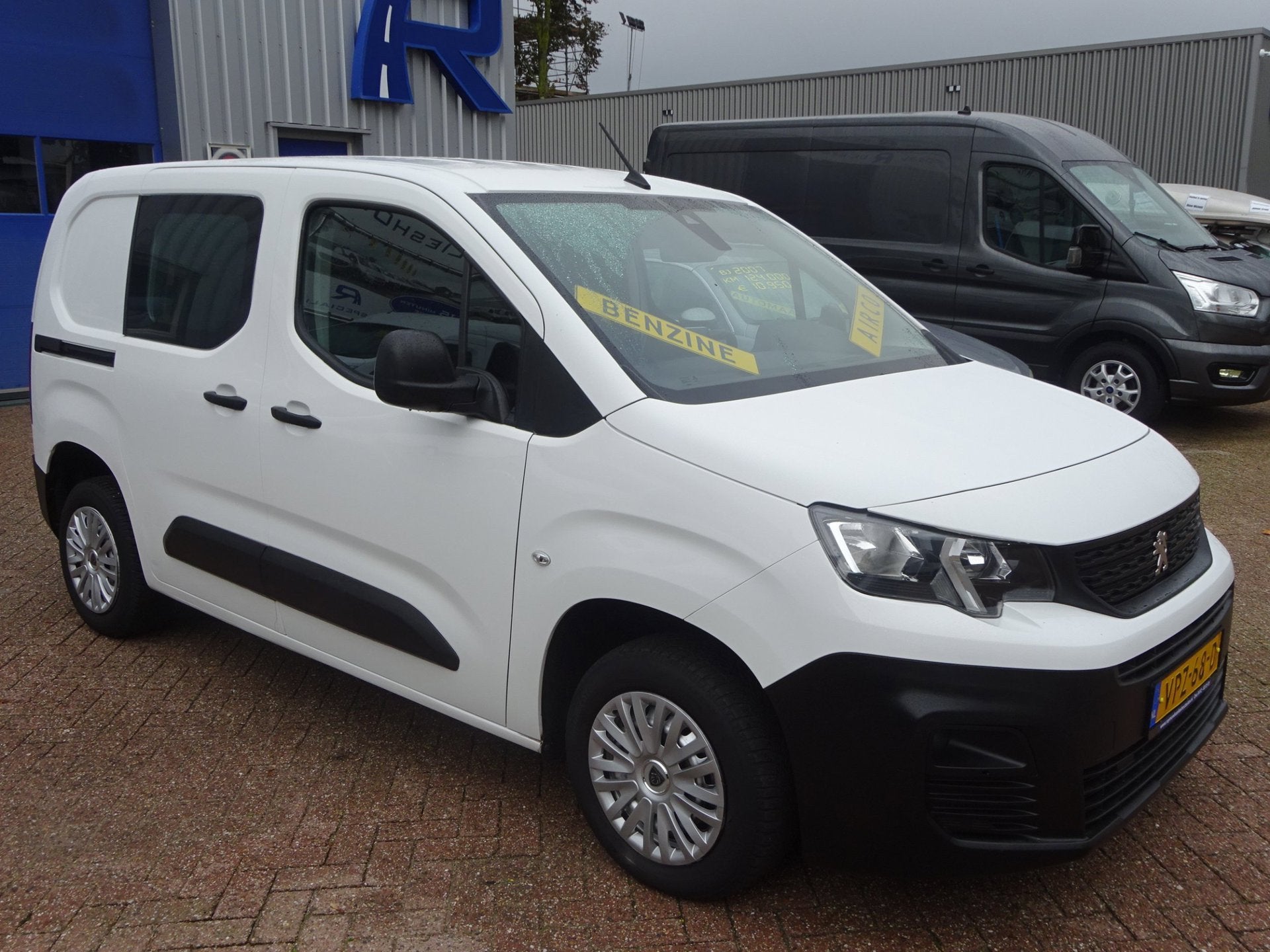 Peugeot Partner 1.2 PureTech Pro BENZINE AIRCO NAVI CRUISE C, Voorwielaandrijving, Dealer onderhouden, Gebruikt, 1199 cc