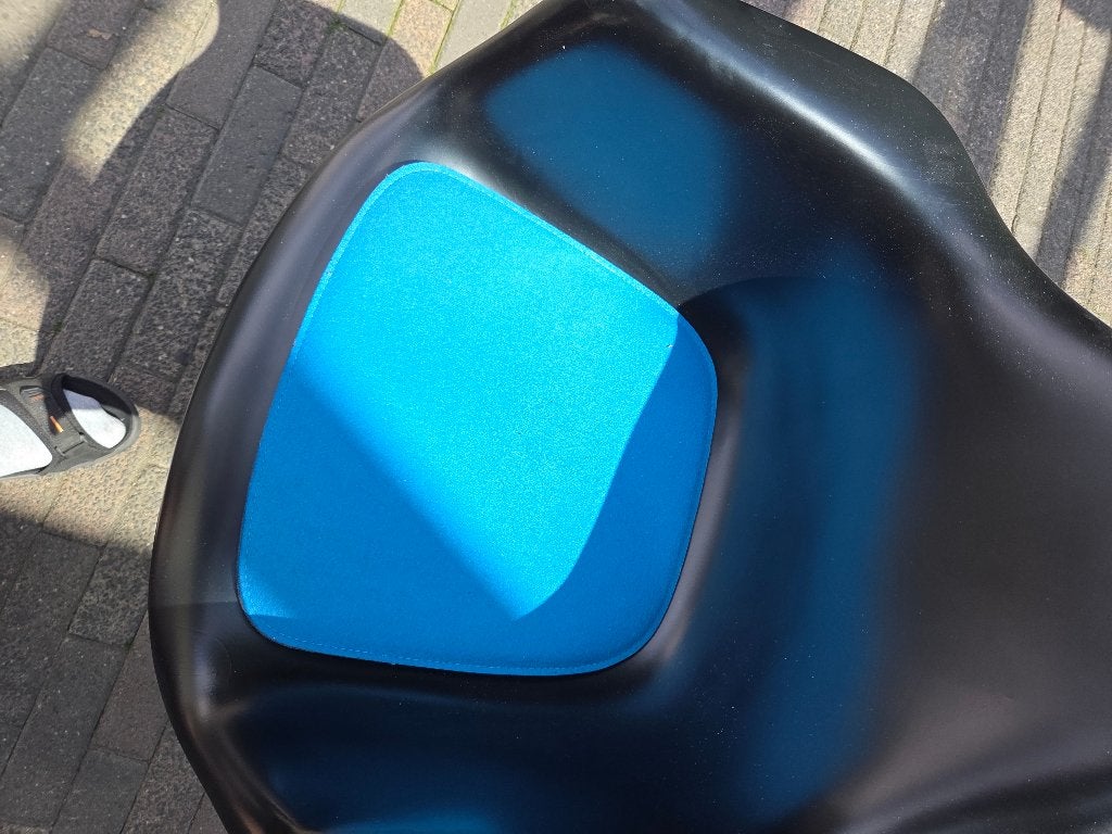 Vitra Eames Plastic Armchair, Huis en Inrichting, Stoelen, Store@vitra.com, Gebruikt, Zwitserland, Zwart