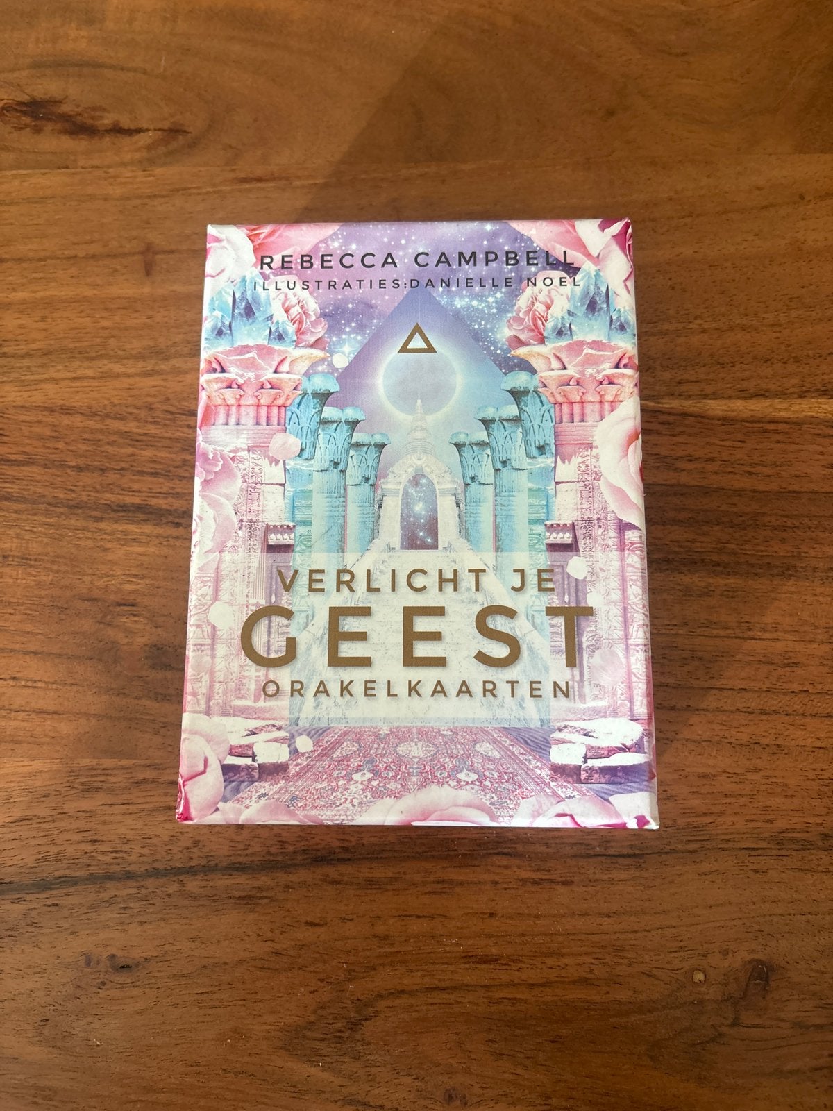 Verlicht je Geest Orakelkaarten - Rebecca Campbell, Boeken, Ophalen of Verzenden, Zo goed als nieuw, Spiritualiteit algemeen, Overige typen