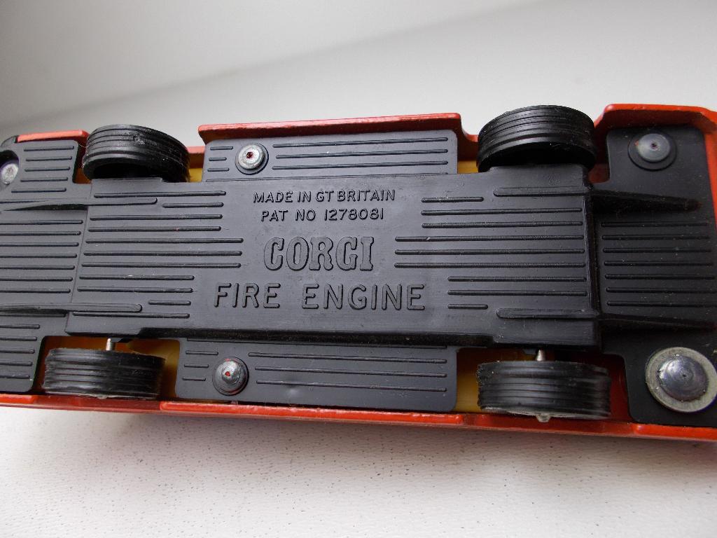 1975 Corgi Toys 703 HI-SPEED FIRE ENGINE I.g.st. (-B-), Ophalen of Verzenden, Zo goed als nieuw, Bus of Vrachtwagen, Corgi