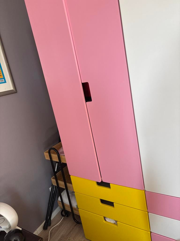 IKEA kast met roze en gele deuren en lades, Huis en Inrichting, Kasten | Kledingkasten, Ophalen, Gebruikt, 100 tot 150 cm, Met lade(s)