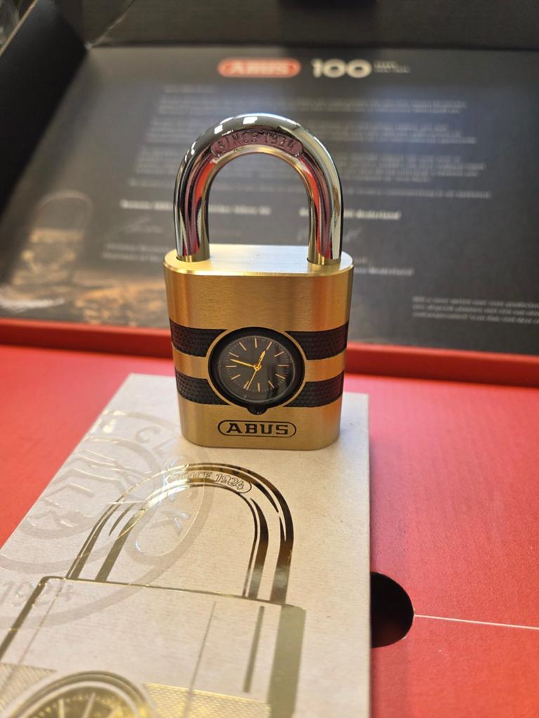 Abus The Iron Clock Limited Edition Jubileum, klok slot vorm, Huis en Inrichting, Ophalen of Verzenden, Nieuw, Analoog, Overige typen