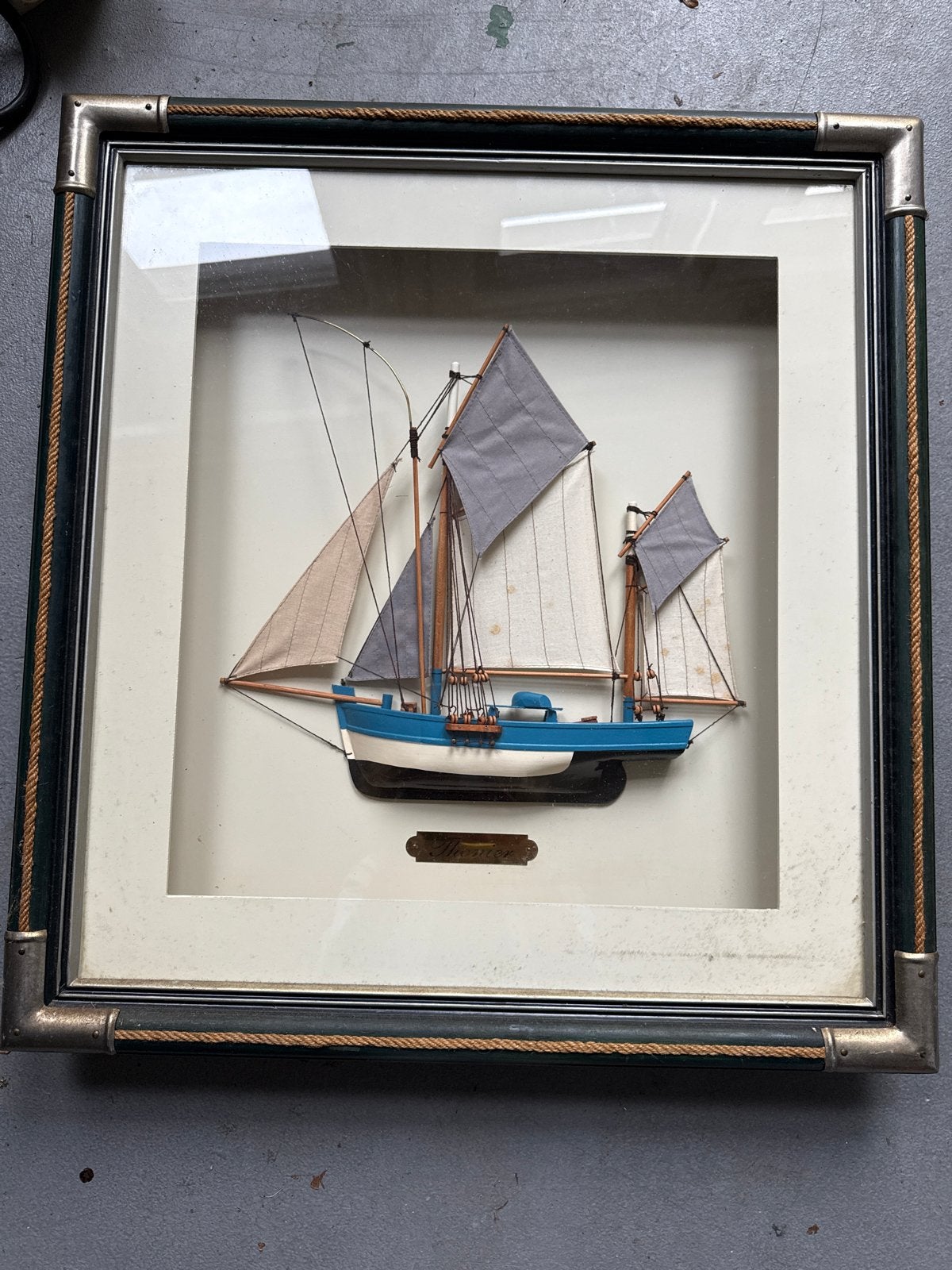 Ingelijst scheepsmodel "thonier" - 56x60 cm, Antiek en Kunst, Overige onderwerpen, Wanddecoratie, Hout, Meerkleurig