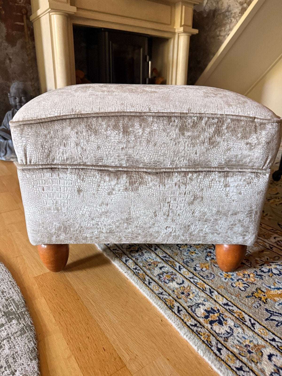 Leuke voetenbankje/ Footstool, Huis en Inrichting, Ophalen, Zo goed als nieuw, Stof, 50 tot 75 cm
