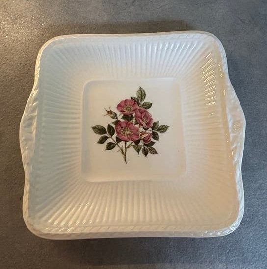 Wedgwood schaal Briar Rose, Ophalen of Verzenden, Zo goed als nieuw, Porselein, Schaal of Schalen