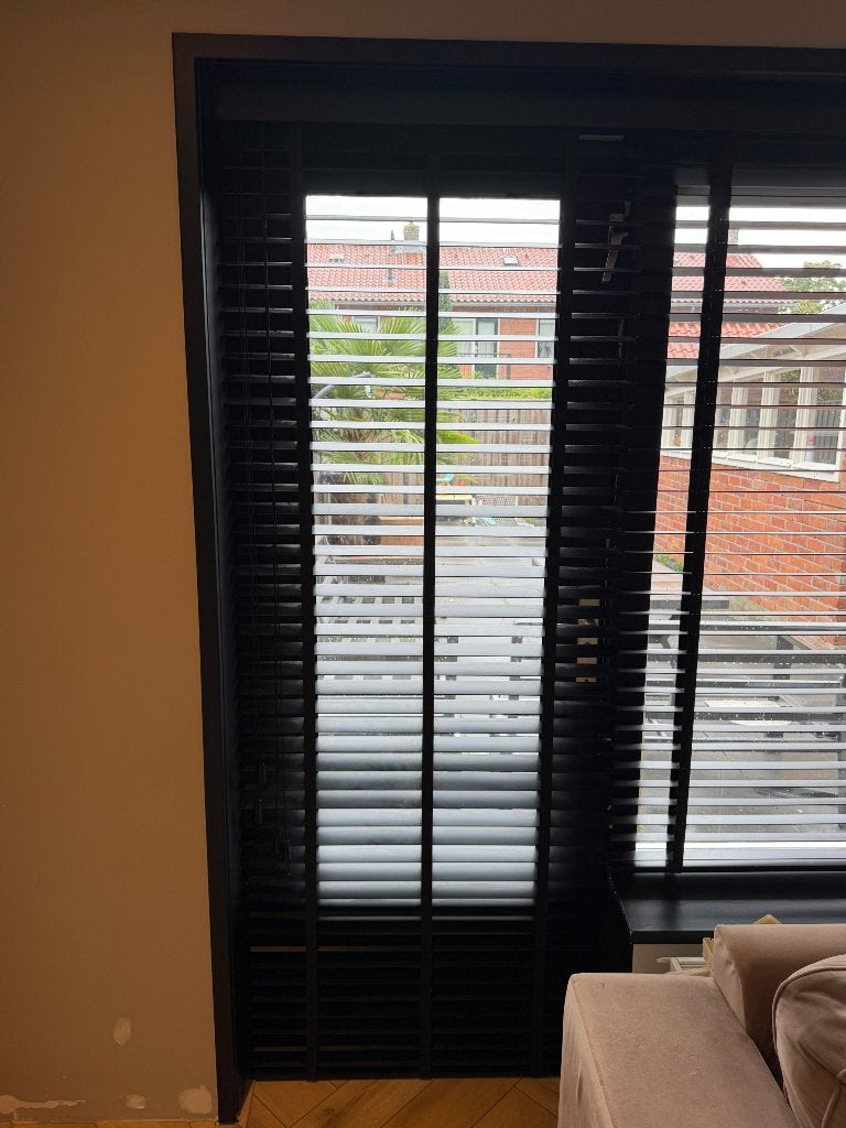 Foto 2 van 7x zwarte Houten jaloezieën te koop verschillende  maten.
