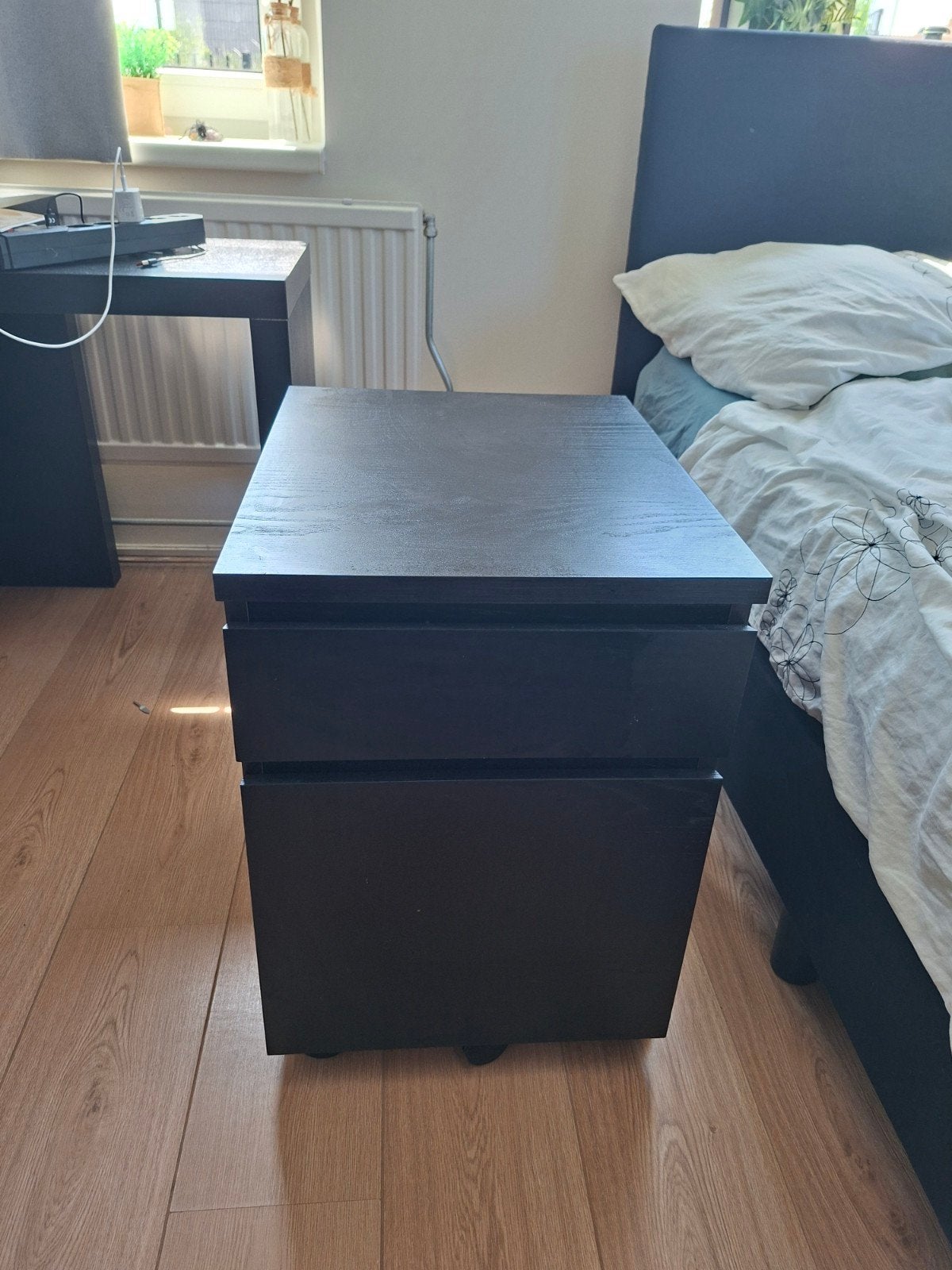 Donkerbruin nachtkastje met lades en wieltjes, Huis en Inrichting, Slaapkamer | Nachtkastjes, Ophalen, Minder dan 45 cm