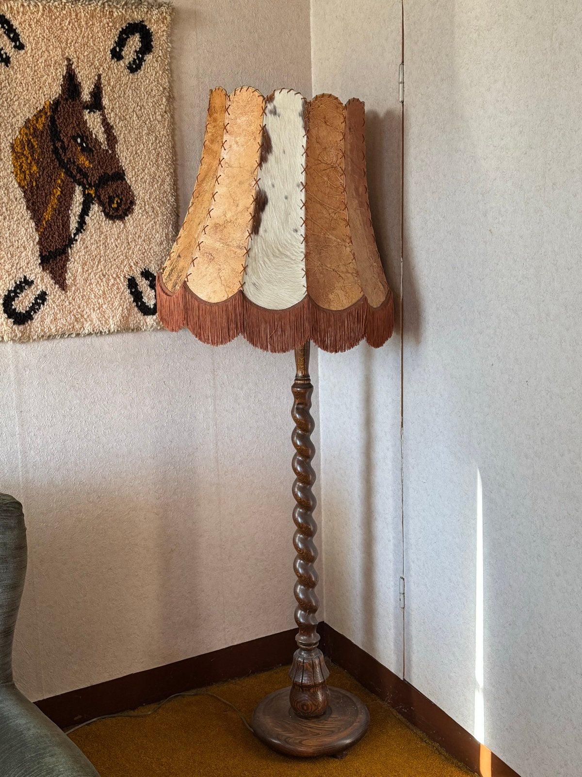 Vintage Vloerlamp met Houten Gedraaide Stang en Koeienhuid K, Antiek en Kunst, Ophalen