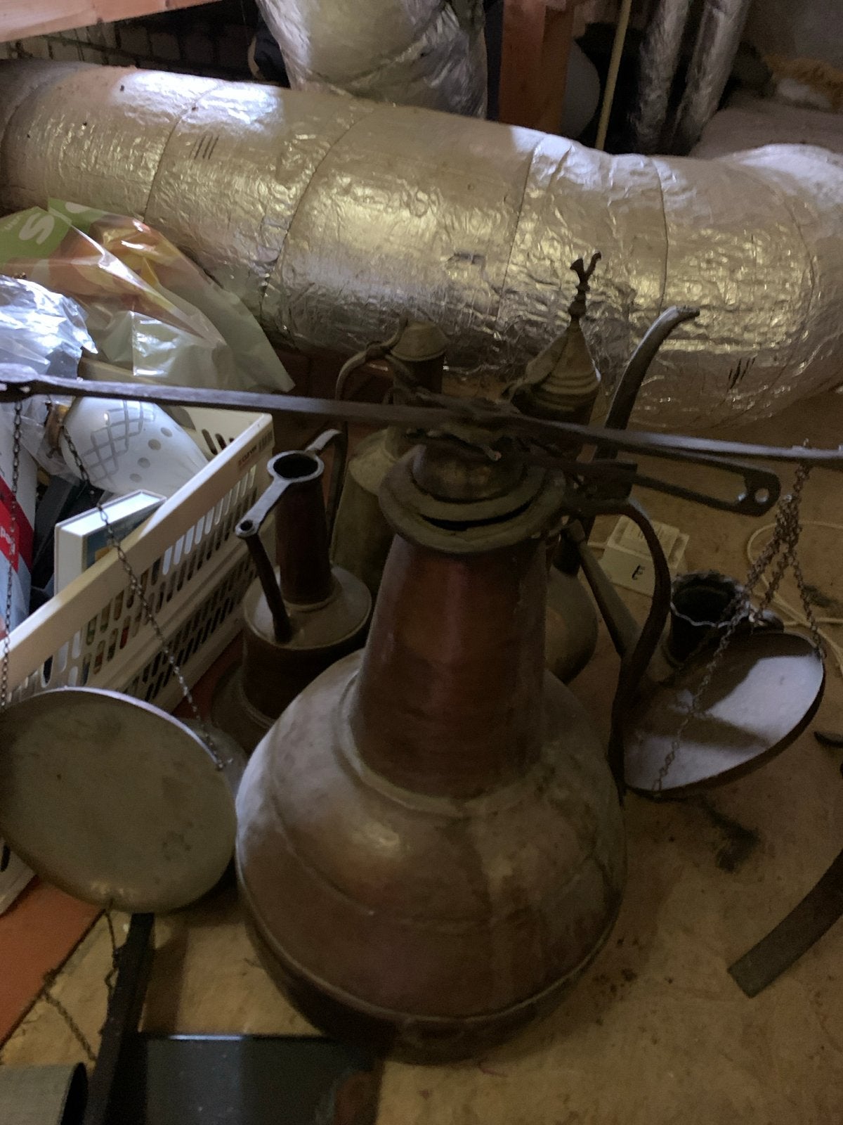 Antieke kannen en een weegschaal en een antieke druivenpers, Ophalen