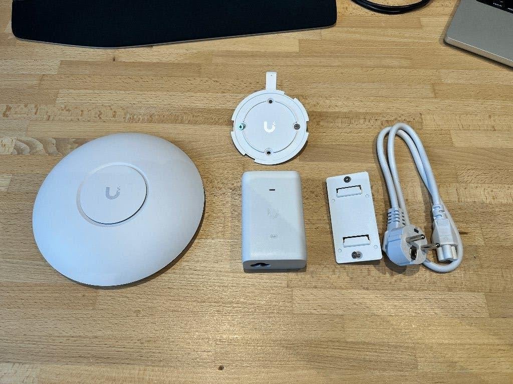 Ubiquiti U7 Lite Accesspoint & POE+ injector, Computers en Software, Accesspoints, Ophalen of Verzenden, Zo goed als nieuw, Ubiquiti UniFi