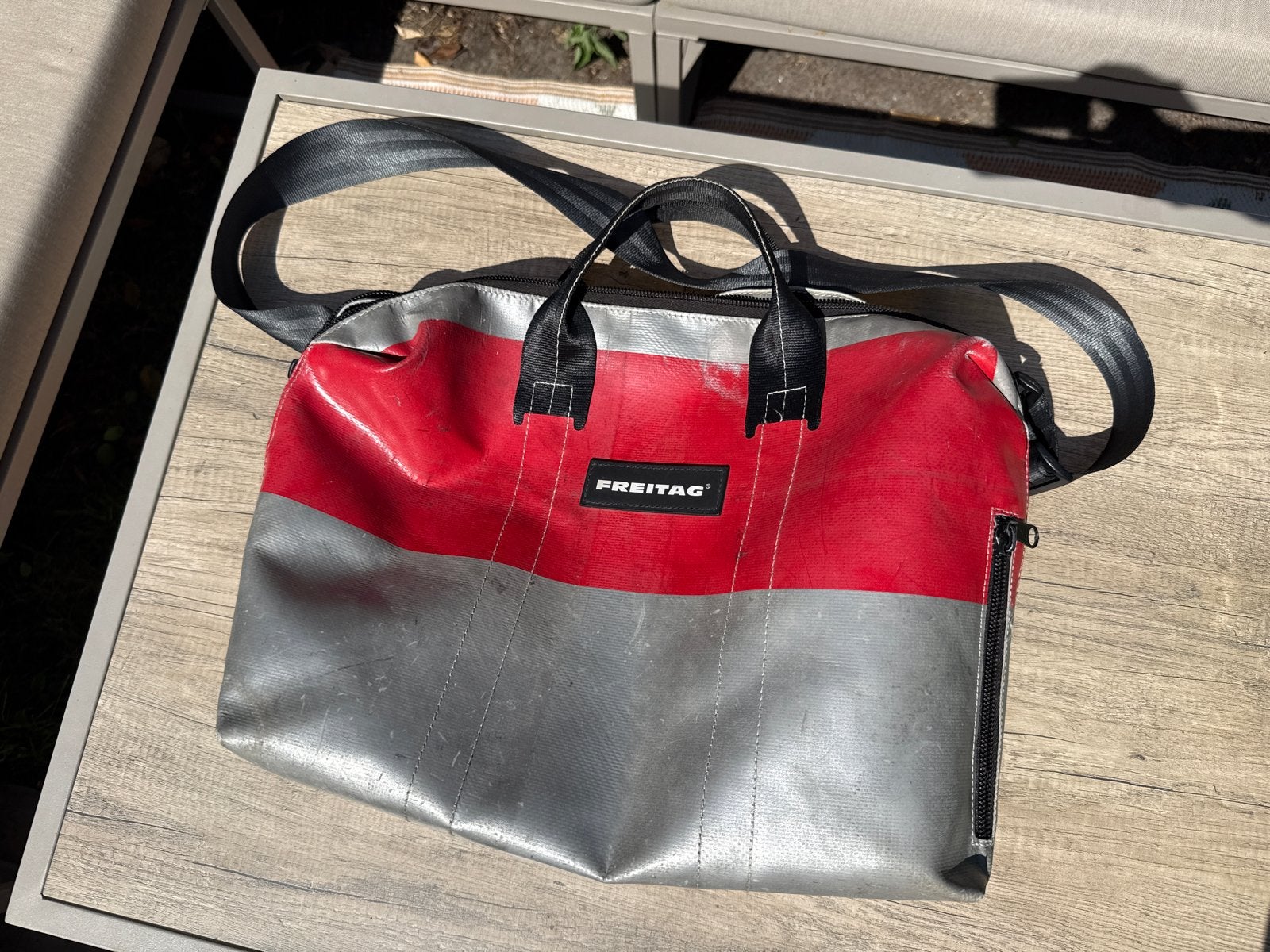 Freitag F41 Hawaii Five-O schoudertas rood/zilver, Sieraden, Tassen en Uiterlijk, Ophalen, Gebruikt, Rood