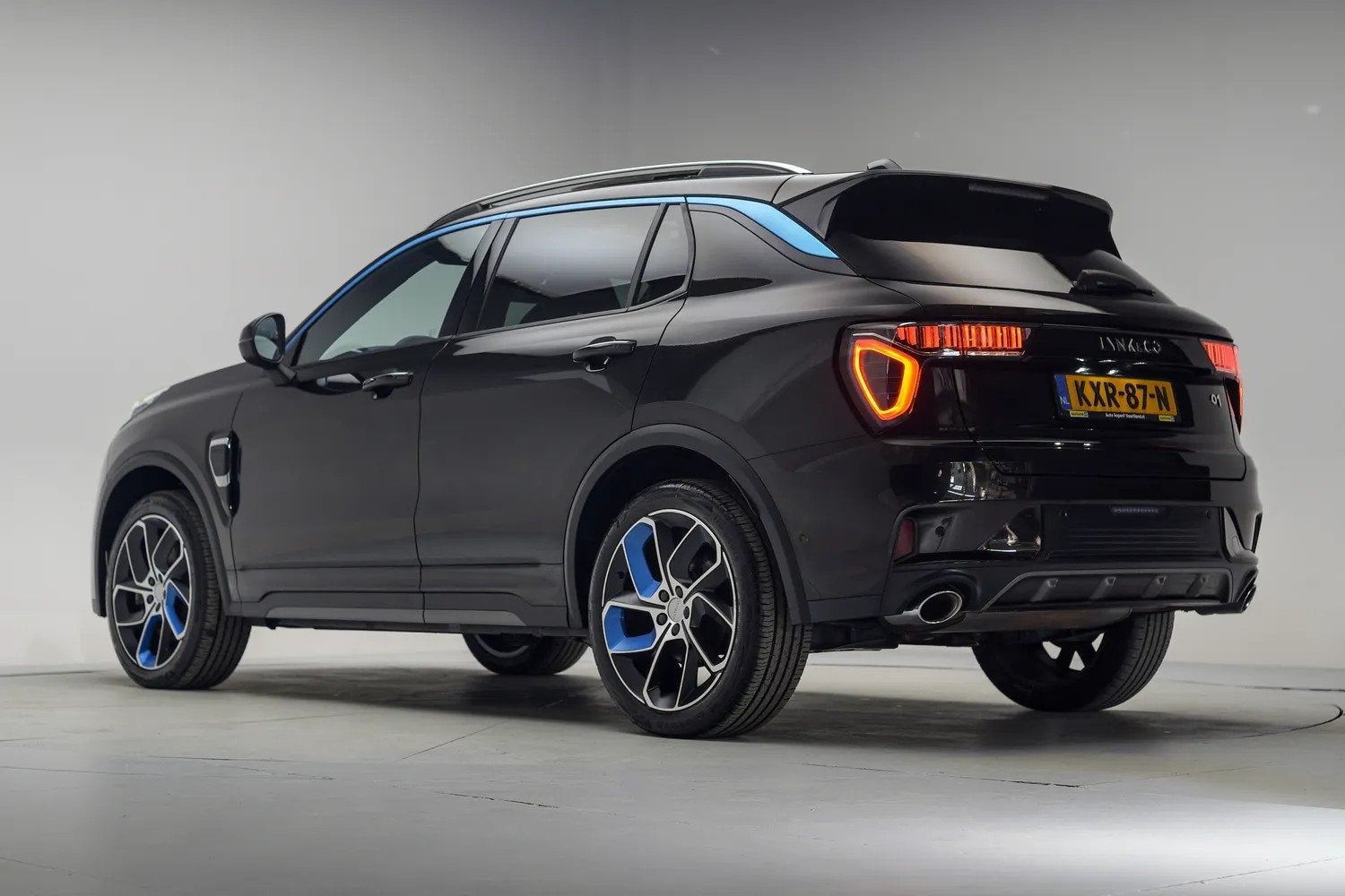 Lynk & Co 01 1.5 PHEV MY23 6,6kW Zwart [ SoH 94,5% | Zwarte, Auto's, Automaat, Zwart, Bedrijf, Verwarmde buitenspiegels