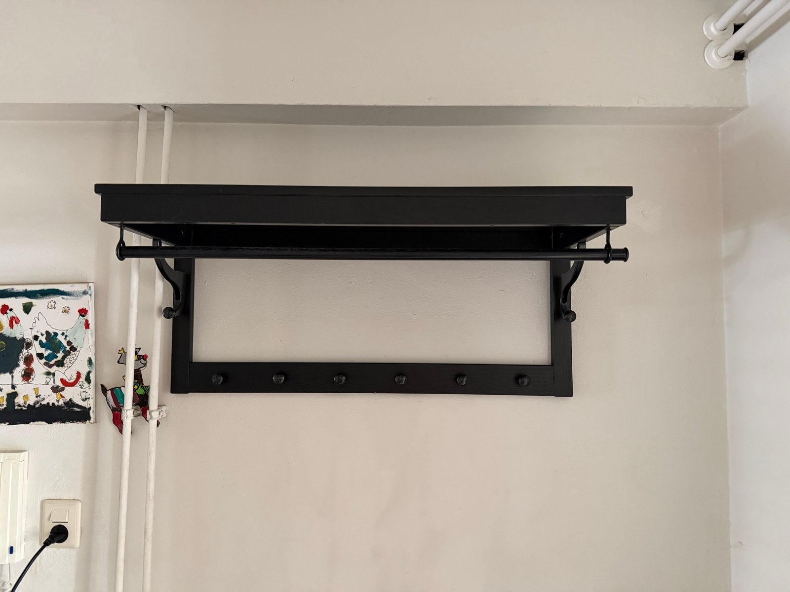 Ikea Zwarte wandkapstok met hoedenplank en haken, Ophalen, Zo goed als nieuw, Metaal, Wandkapstok