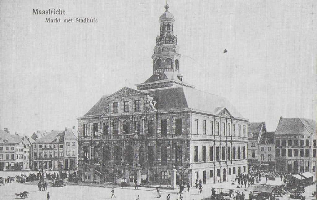 Maastricht stadhuis ongelopen ansichtkaart (6905) herdruk, Verzamelen, Ophalen of Verzenden, Voor 1920, Ongelopen, Limburg