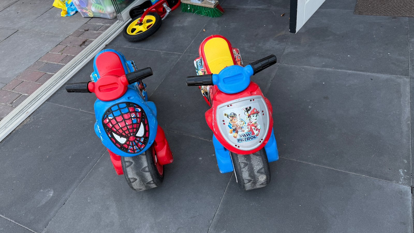 2 loopmotors zijn gebruikt maar kunnen zeker nog mee, Kinderen en Baby's, Speelgoed | Buiten | Voertuigen en Loopfietsen, Ophalen