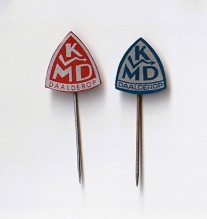 2 verschillende spelden KMD Daalderop, Tiel lees verder, Verzamelen, Ophalen of Verzenden, Gebruikt, Overige onderwerpen, Speldje of Pin