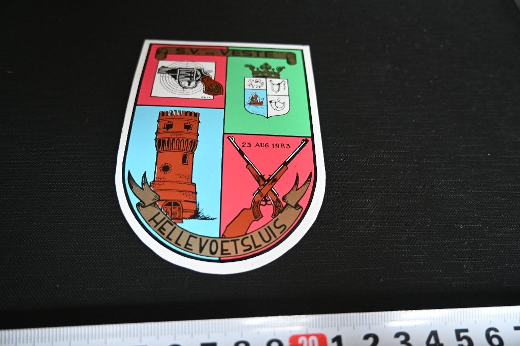 sticker Hellevoetsluis S.V. DE VESTE 1983 Schietvereniging, Ophalen, Zo goed als nieuw