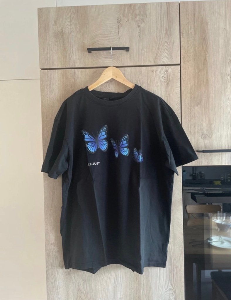 Zwart T-shirt met blauwe vlinderprint – Oversized - maat L, Maat 52/54 (L), Le just, Zwart, Ophalen of Verzenden