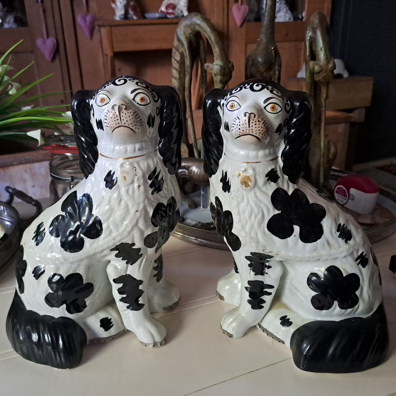 Hoerenhondjes  porselein zwart met haarscheurtje op rug, Ophalen of Verzenden, Zo goed als nieuw, Dier