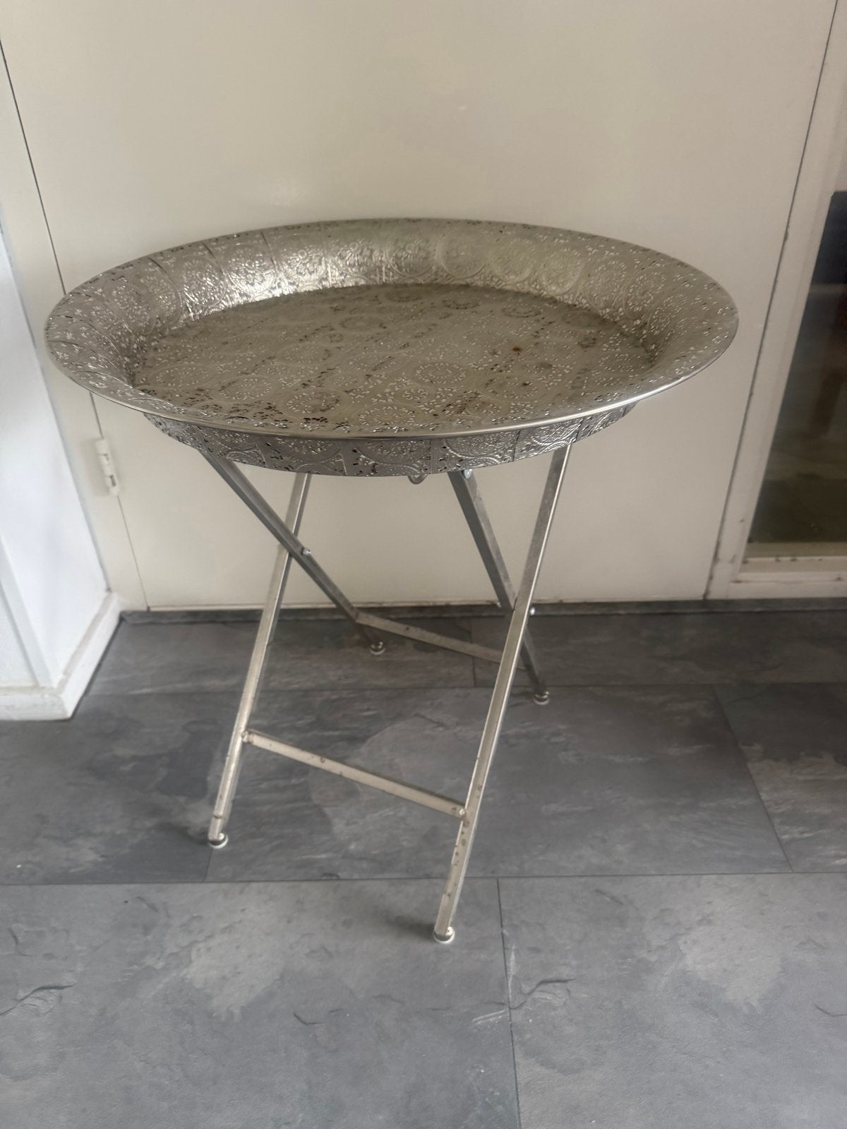 Zilverkleurige Marokkaanse bijzettafel met dienblad, Huis en Inrichting, 45 tot 60 cm, Gebruikt, Metaal of Aluminium, Rond