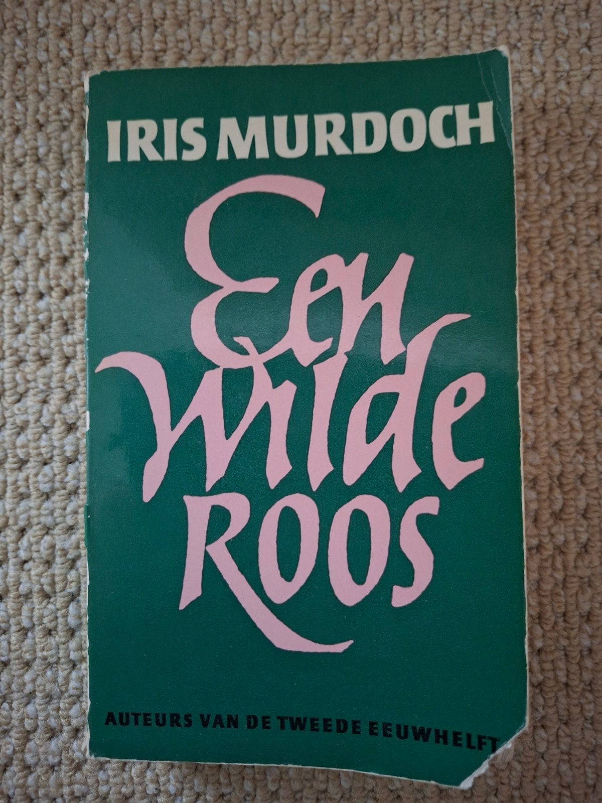 619 .. Een Wilde Roos - Iris Murdoch (Boek), Ophalen of Verzenden, Gelezen, Iris Murdoch, Europa overig